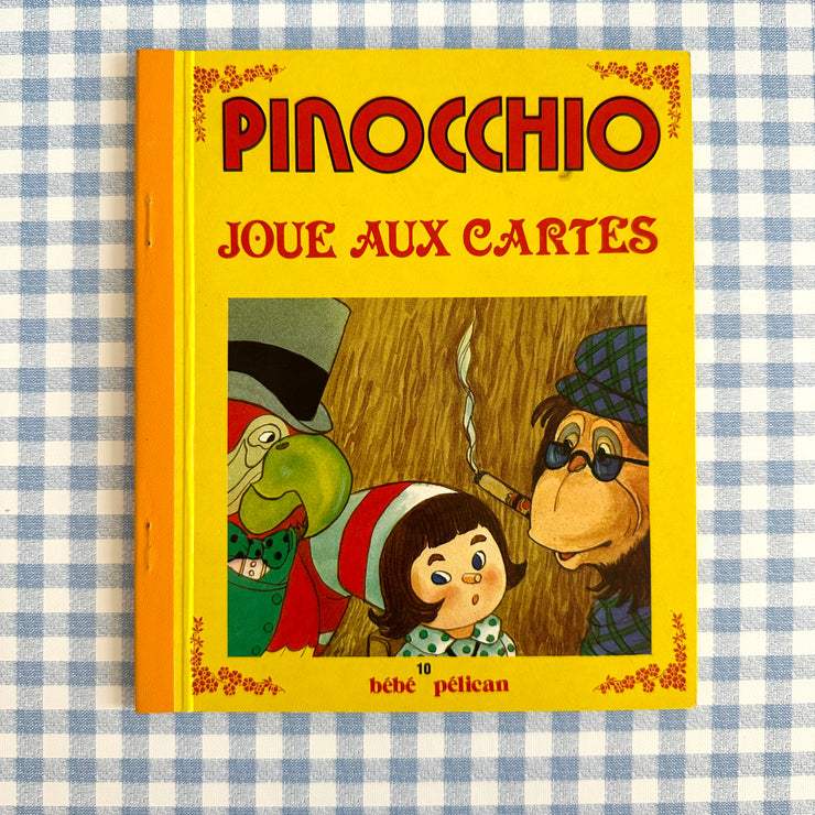 Livre Pinocchio joue aux cartes