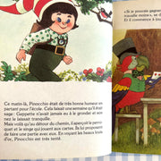 Livre Pinocchio joue aux cartes